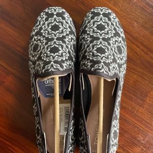 TOMS Women's Darcy Black Sunburst Blanket Casual Slip-On Flat